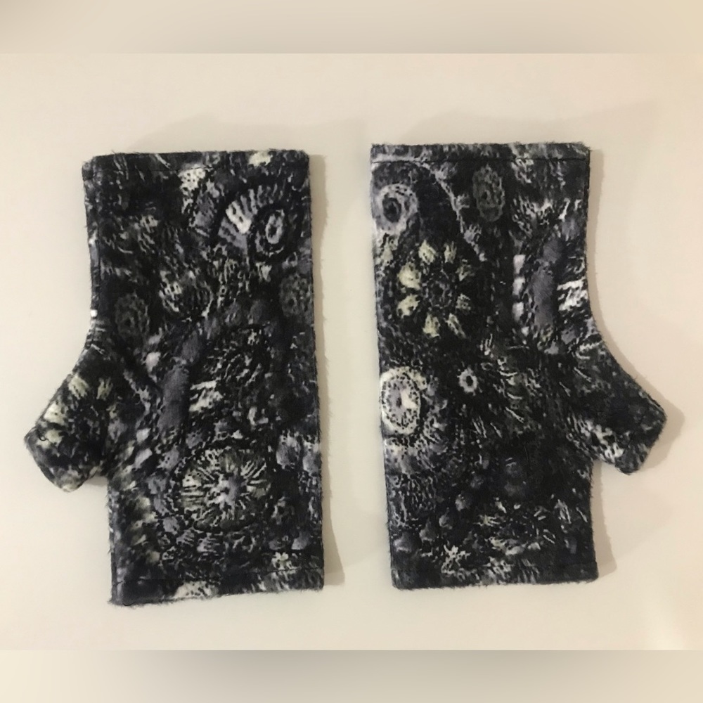 LAST CHANCE - Grey paisley patterned mitts